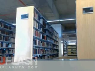 Ξανθός/ιά αναβοσβήνει σε δημόσιο σχολείο βιβλιοθήκη επί web κάμερα