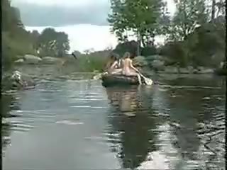 Tre varmt jenter naken jenter i den jungel på båt til kuk jakte