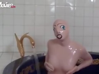 Tanja tar en bad i henne latexen kön docka dräkt