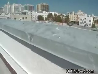 Mec reçoit gazoo baisée sur roof de bâtiment