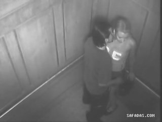 Par har kön i elevator forgot där är en kamera