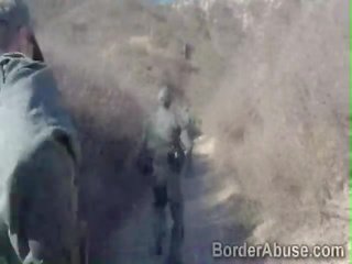 Gražu brunetės putė pounded iki border policija pareigūnas