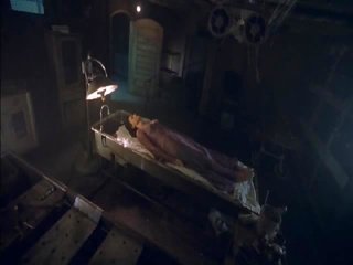 Famke janssen casa sobre haunted hill