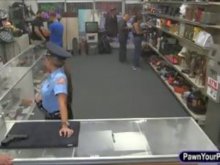 Police officier pawns son chatte pour argent