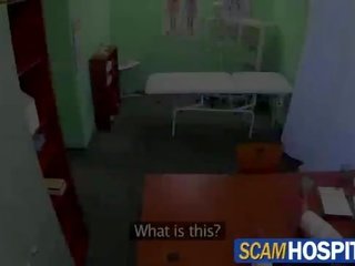 Blond pasient blir knullet av henne doktor i den varmt examining bord