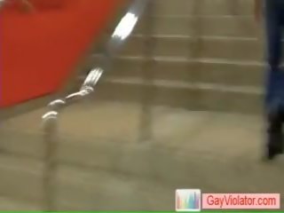 אדם מקבל נקדח ב metro על ידי gayviolator