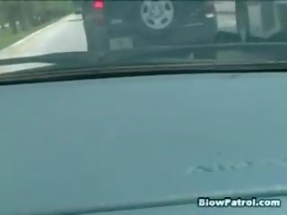 Іспанська турист відстій від cops під час в час що дружок waits в машина