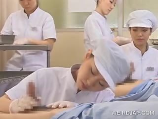 Japonez asistenta slurping sperma afară de excitat ciocănitoare