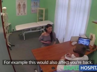 Fakehospital 隠された カメラ キャッチ 患者 使用して マッサージ ツール のために an オーガズム