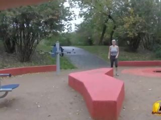 Jump und running nackt im öffentlich park von katerina-hartlova