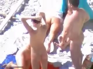 Sončenje plaža sluts imajo nekaj najstnice skupina seks zabavno