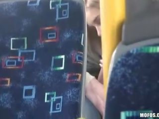 Cara filmagens um casal tendo sexo em o autocarro