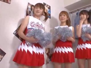 Tre i madh cica japoneze cheerleaders ndarjen kokosh