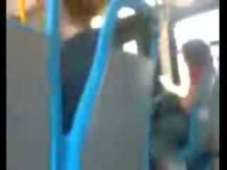 Acest tip este nebuna pentru smucitură de pe în the autobus