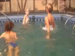 สาม คนเซอร์เบีย ลูกไก่ ใน the สระว่ายน้ำ