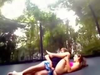 Trampolin sexamateur iki adam sikiş on trampolin