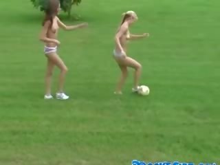 Nahý lesbičky hrať futbal
