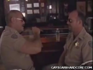 لوطي تحمل cops ضرب هذا بعيدا