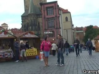 Gjysh turist jumps në kokosh