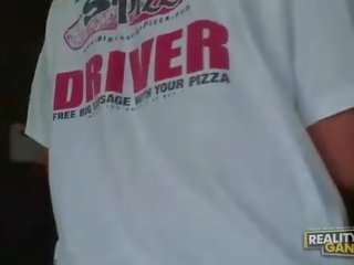 बस्टी आमेचर ब्लोंड करता है ब्लोजॉब और titsjob के लिए पिज़्ज़ा पुरुष
