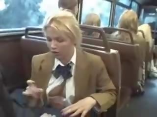 Blond mieze saugen asiatisch jungs schwanz auf die bus