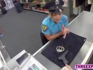 Sexy polizei frau zeigt an sie perfekt körper