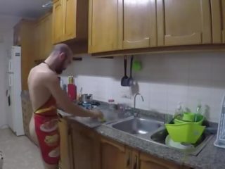 Cooking desnudo y comiendo coño