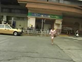 Japonais mignonne obtient corps caressé en voiture