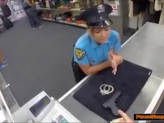 Warga latina polis rancangan off beliau punggung untuk wang