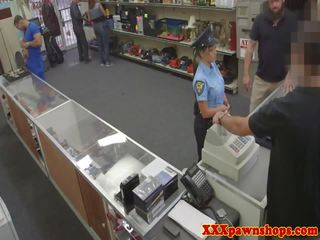 Latina policewoman facialed för kontanter