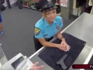 Sexig polis blir körd av butik ägare