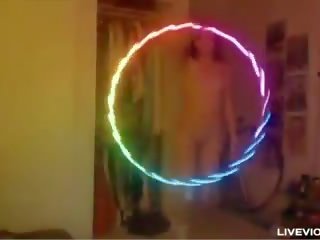 Nerd ruiva miúda lana twirls um luminous hula-hoop e fode dela cona