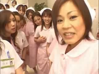 Asiatisch krankenschwestern genießen sex auf top-