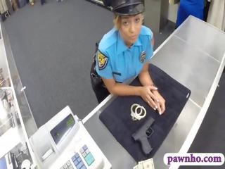 Didelis šikna policija pareigūnas kaulų iki pawn sargas į as pawnshop