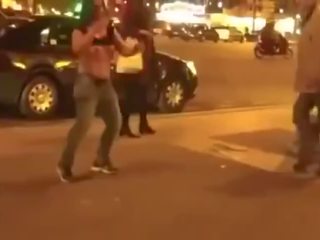Alcoolisée fille bandes en la rue