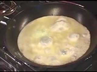 Pagkatapos paulit-ulit na pagpapalabas - scrambled eggs