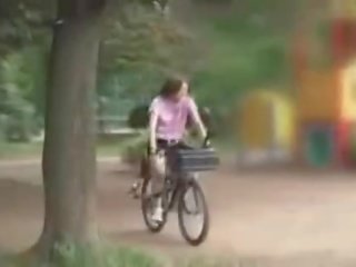 יפני נערה אונן תוך ברכיבה א specially modified סקס bike!