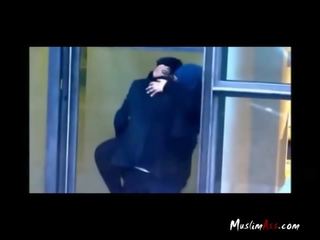 Hijab insegnante beccato baciare da camera spia