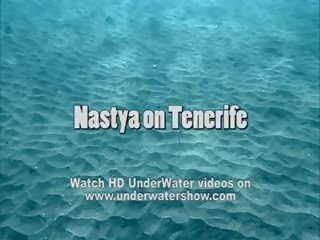 Nastya שוחה עירום ב ה ים