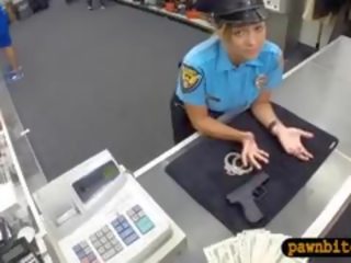 Polis officer pawns henne muff och körd av kåta pawn människa