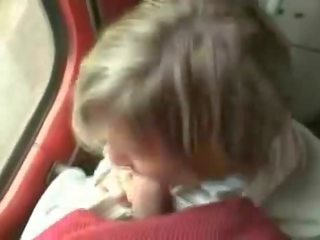 Novia chupar su chico en un tren