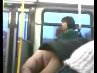 Facet onanizuje się na publiczne autobus prywatne wideo