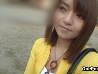 Söt japanska tonårs sötnos visning av henne mycket liten fast