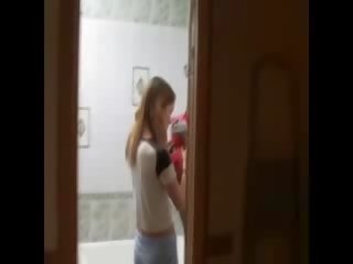 Vékony lány maszturálás tovább a vécé