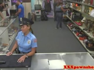 Echt pawnshop seks met bigass agent in uniform