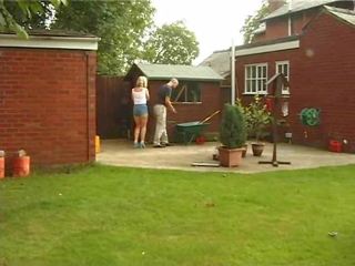 Brittiska hustru ger en avsugning i den trädgårds video-